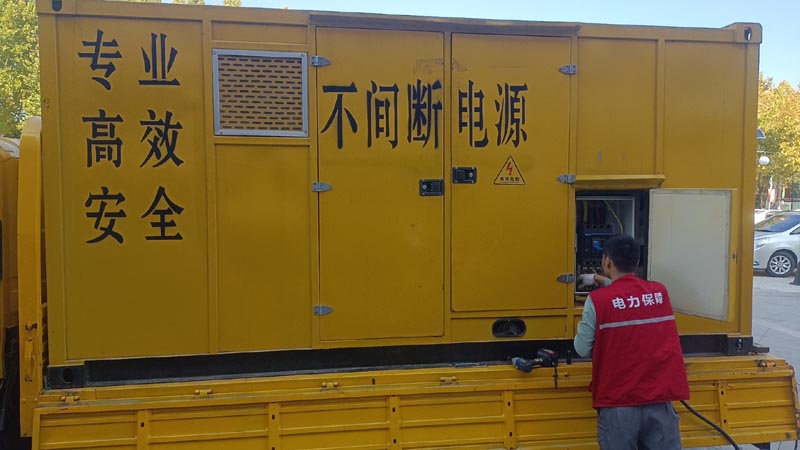 福海柴油发电机组和UPS电源配合使用时，如何避免切换过程中的电力中断？